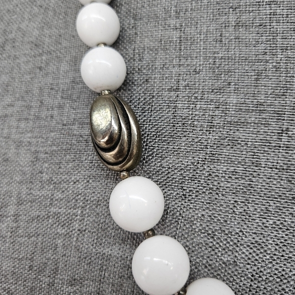 VINTAGE White Single Strand Plastic Beaded Bead Necklace Made in Korea - Picture 4 of 8